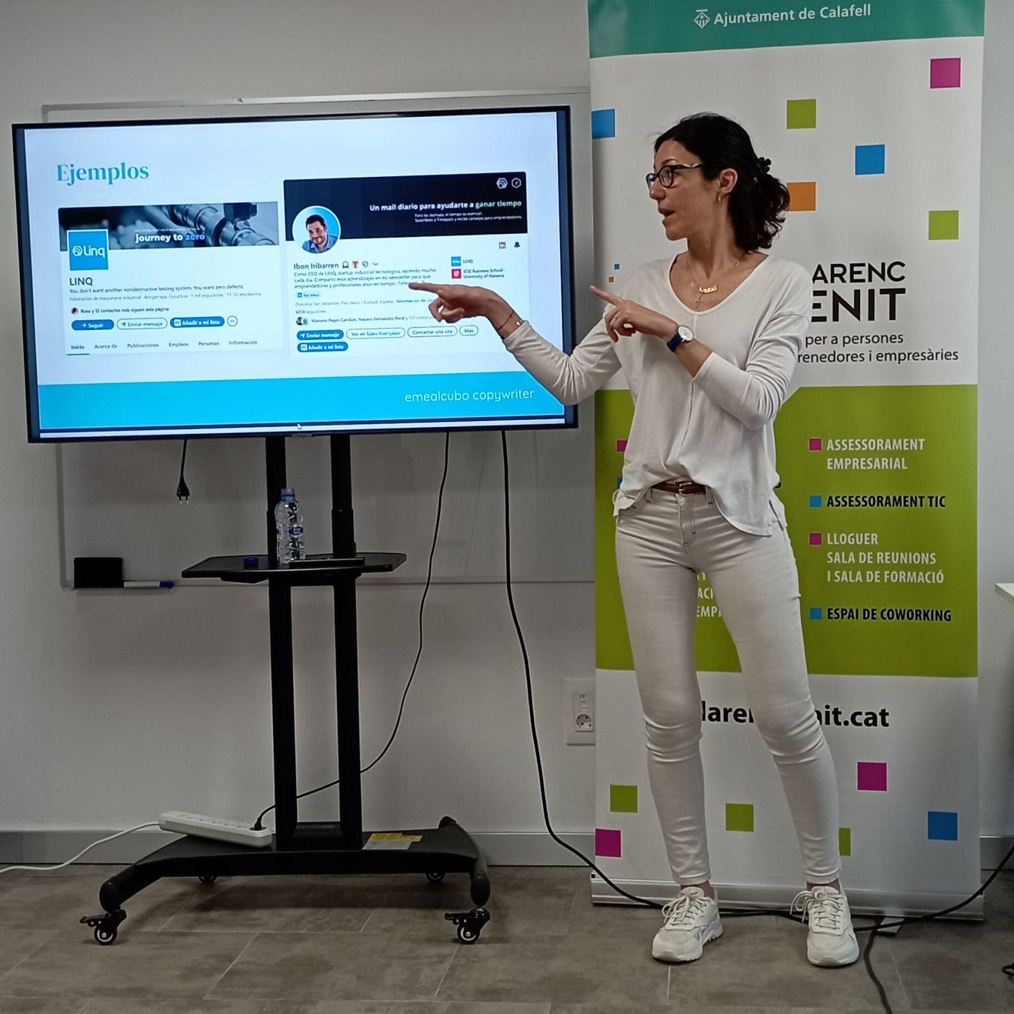 Es una foto de una charla sobre LinkedIn que está impartiendo emealcubo copywriter en el Ayuntamiento de Calafell para el grupo de emprendedores del VilarencZenit Connecta