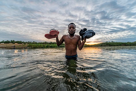 Migrantes haitianos cruzando la frontera Ciudad Acuña - Río.