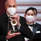 Ο φετινός νομπελίστας ιατρικής είχε εκφράσει σοβαρές ανησυχίες για τα mRNA σκευάσματα. Τι άλλαξε το 2021;