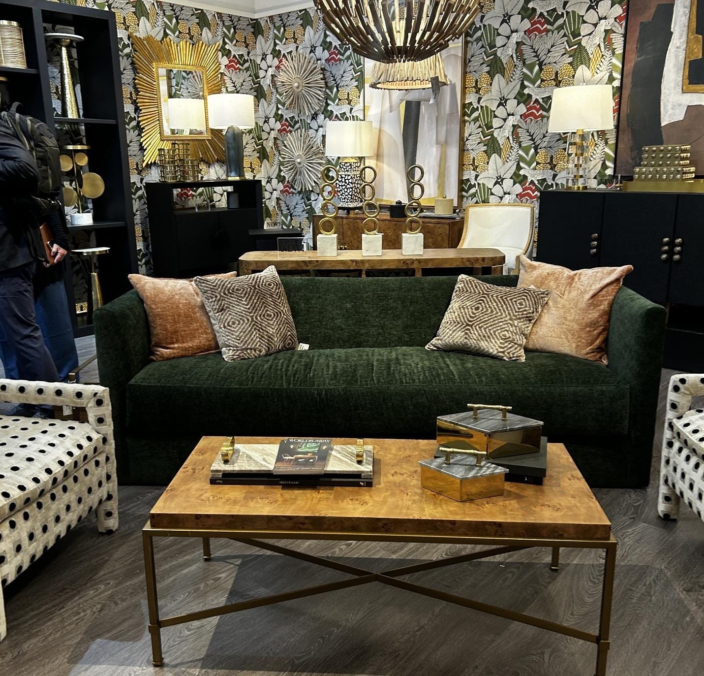 A room with a green couch and a coffee table

AI-generated content may be incorrect.