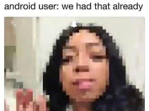 Obrázek obličeje dívky rozložený na kostičky a nad ním nápis říká: uživatel androidu: My už to máme dávno!