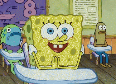 Gif dal cartone animato "Sponge Bob", con Sponge Bon seduto in un banco a scuola, con le mani giunte e l'espressione estatica. Dietro di lui altri due suoi compagni di classe, metà pesci e metà umani.