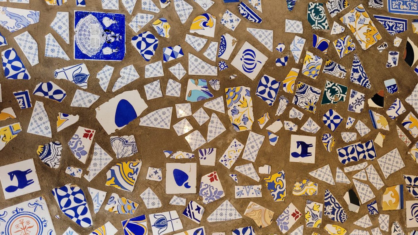 Piso de pedaços quebrados de cerâmica: hoje um clássico da arquitetura brasileira, mas na casa de Jorge e Zélia, foram ideia de Lina Bo Bardi