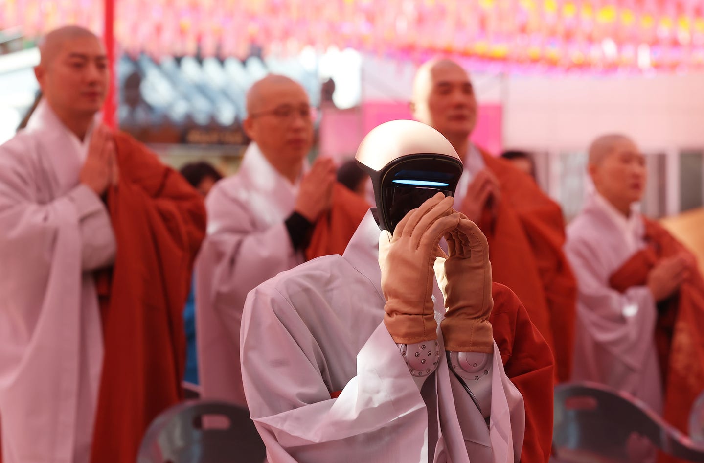 Humanoid robot G1 “Gabi” presses its palms together during a robot ordination ceremony at Jogye Temple in Jongno District, central Seoul, on May 6. [KANG JUNG-HYUN]