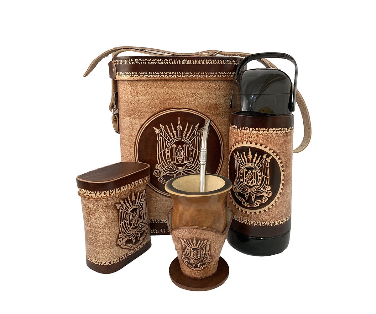 Kit Chimarrão em Couro Brasão RS Completo Tropeiro Claro - Top Cuias Kit Chimarrão em Couro Brasão RS Completo Tropeiro Claro - Top Cuias