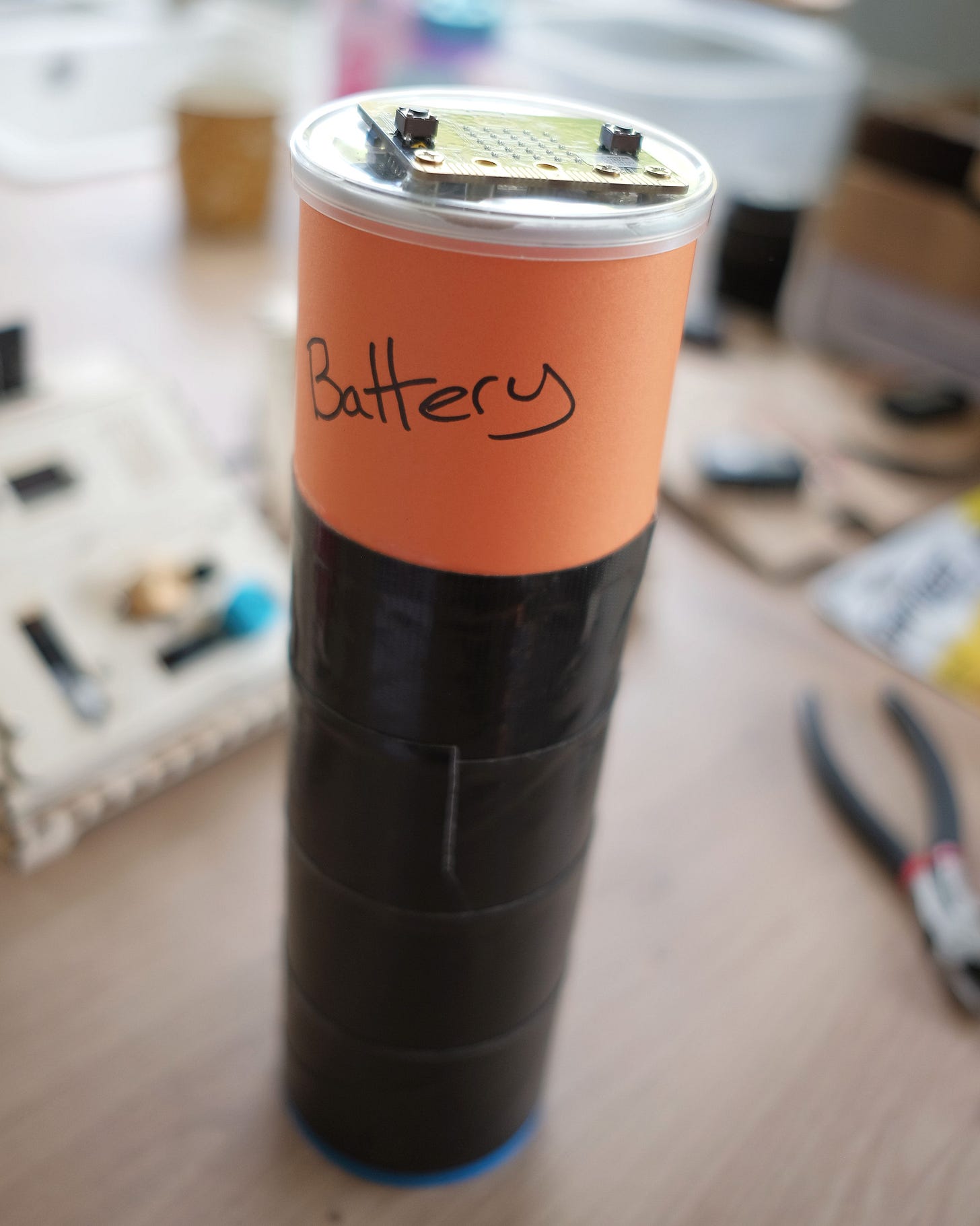 A pringles tube coloured like a battery