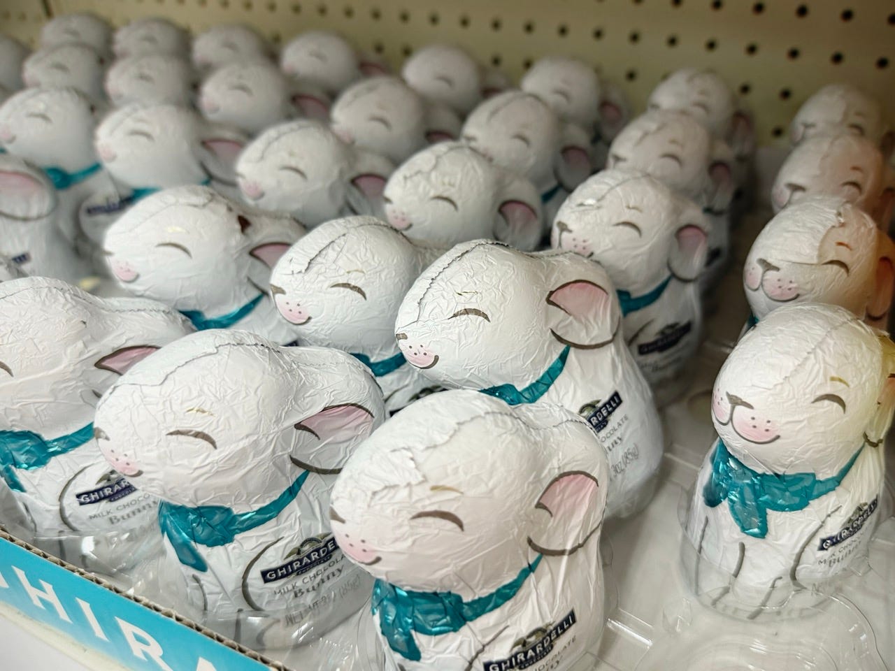 Des lapins en chocolat en rayon pour la fête de Pâques aux États-Unis.