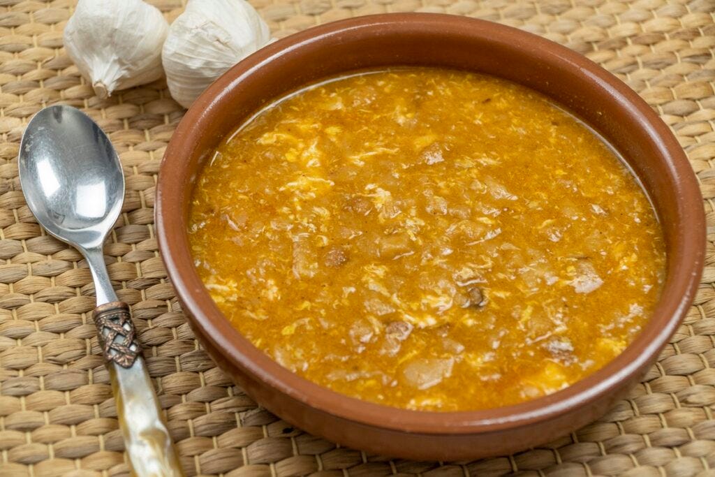 Sopa de ajo, receta fácil y casera