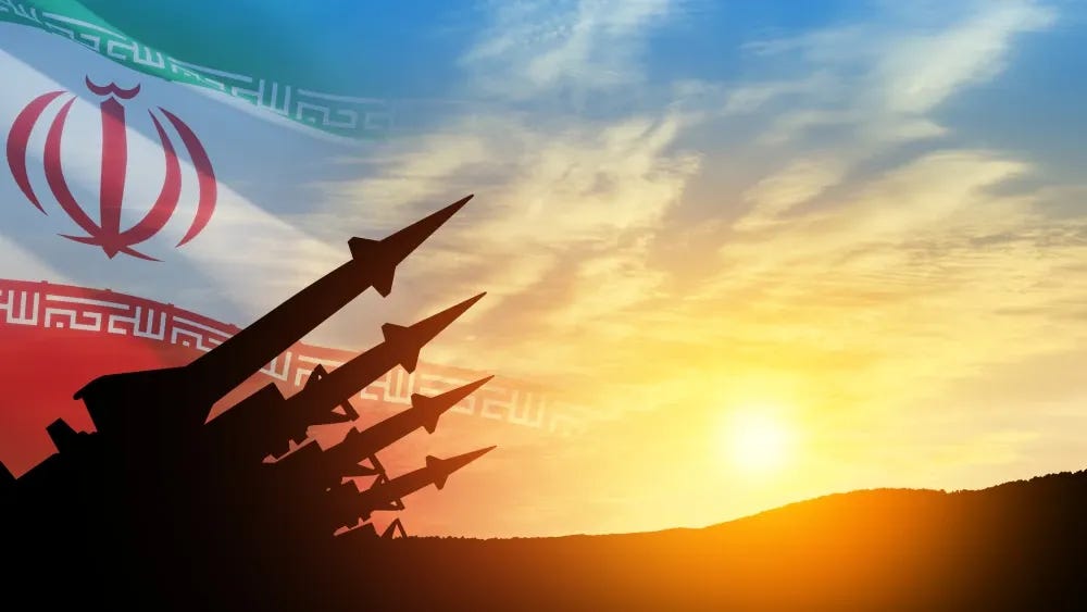 Mísseis são apontados para o céu ao pôr do sol com a bandeira do Irã. hamara - stock.adobe.com