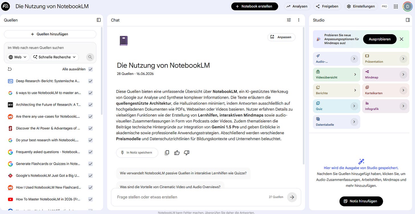 Screenshot eines NotebookLM-Notebooks mit dem Titel „Die Nutzung von NotebookLM“. Links der Quellen-Bereich mit einer Liste aktivierter Quellen (Häkchen gesetzt), in der Mitte der Chat-Bereich mit einer Zusammenfassung der Quellen, rechts der Studio-Bereich mit den Kacheln Audio-Zusammenfassung, Präsentation, Videoübersicht, Mindmap, Berichte, Karteikarten, Quiz, Infografik und Datentabelle. Screenshot eines NotebookLM-Notebooks mit dem Titel „Die Nutzung von NotebookLM“. Links der Quellen-Bereich mit einer Liste aktivierter Quellen (Häkchen gesetzt), in der Mitte der Chat-Bereich mit einer Zusammenfassung der Quellen, rechts der Studio-Bereich mit den Kacheln Audio-Zusammenfassung, Präsentation, Videoübersicht, Mindmap, Berichte, Karteikarten, Quiz, Infografik und Datentabelle.