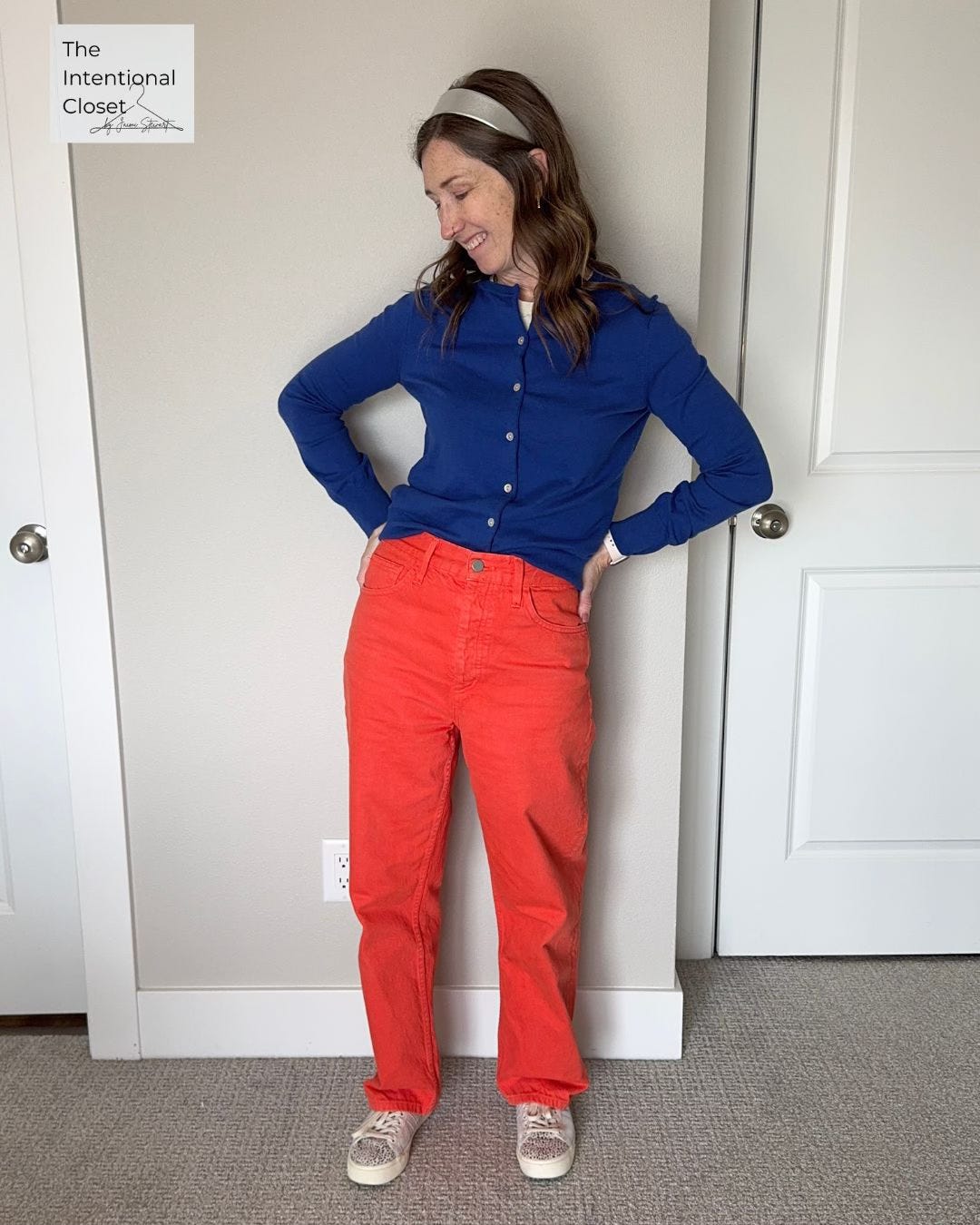 orange and ble outfit, styling orange pants