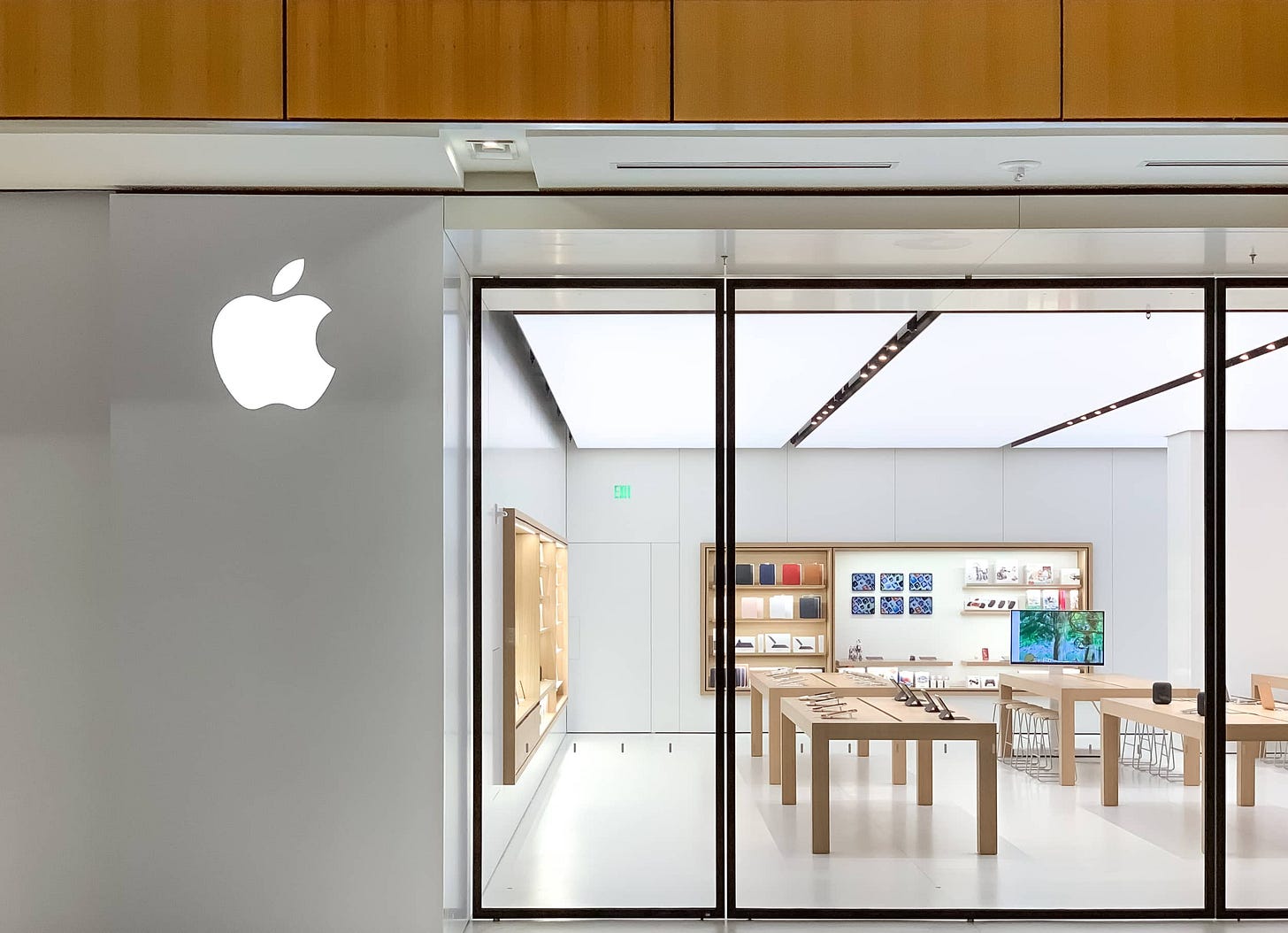 Apple Galleria Dallas, pivot doors closed.