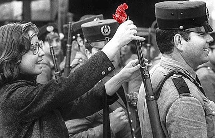 Sortir de la dictature en Europe du Sud (2/3) : le Portugal et la révolution des Œillets Sortir de la dictature en Europe du Sud (2/3) : le Portugal et la révolution des Œillets