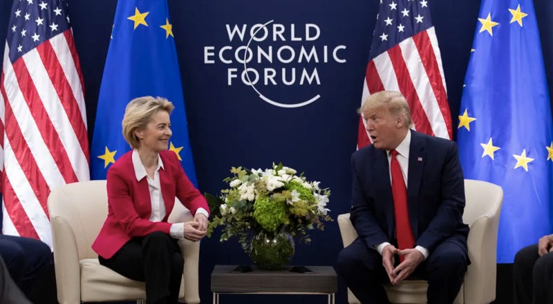 Chủ tịch Ủy ban châu Âu (EC) Ursula von der Leyen (trái) gặp Tổng thống Mỹ Donald Trump tại Diễn đàn Kinh tế Thế giới (WEF) ở Davos, Thụy Sỹ vào tháng 1/2020 - Ảnh: AP. Chủ tịch Ủy ban châu Âu (EC) Ursula von der Leyen (trái) gặp Tổng thống Mỹ Donald Trump tại Diễn đàn Kinh tế Thế giới (WEF) ở Davos, Thụy Sỹ vào tháng 1/2020 - Ảnh: AP.