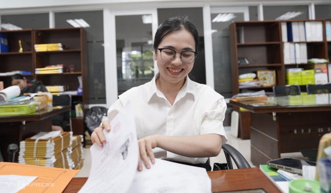 Công chức làm việc tại bộ phận một cửa ở Trung tâm Hành chính TP Đà Nẵng, tháng 3/2025. Ảnh: Nguyễn Đông Công chức làm việc tại bộ phận một cửa ở Trung tâm Hành chính TP Đà Nẵng, tháng 3/2025. Ảnh: Nguyễn Đông