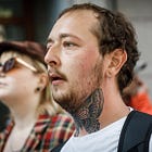 Hat och hot: Transaktivisten som förföljer och attackerar ungdomar