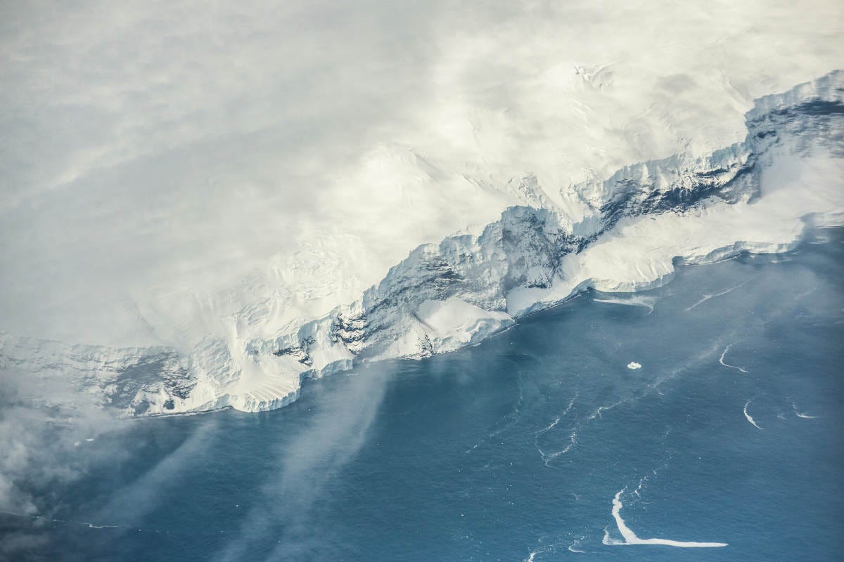 imagen de la Antártida tomada desde el aire, en la que se ve la inmensa masa de hielo frente al mar