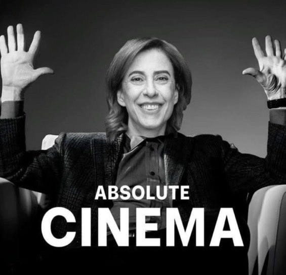 Imagem em preto e branco de uma montagem da fernanda torres snetada em uma poltrona, com os braços abertos, sorrindo, com a legenda ABSOLUTE CINEMA. O meme original era com o scorcese