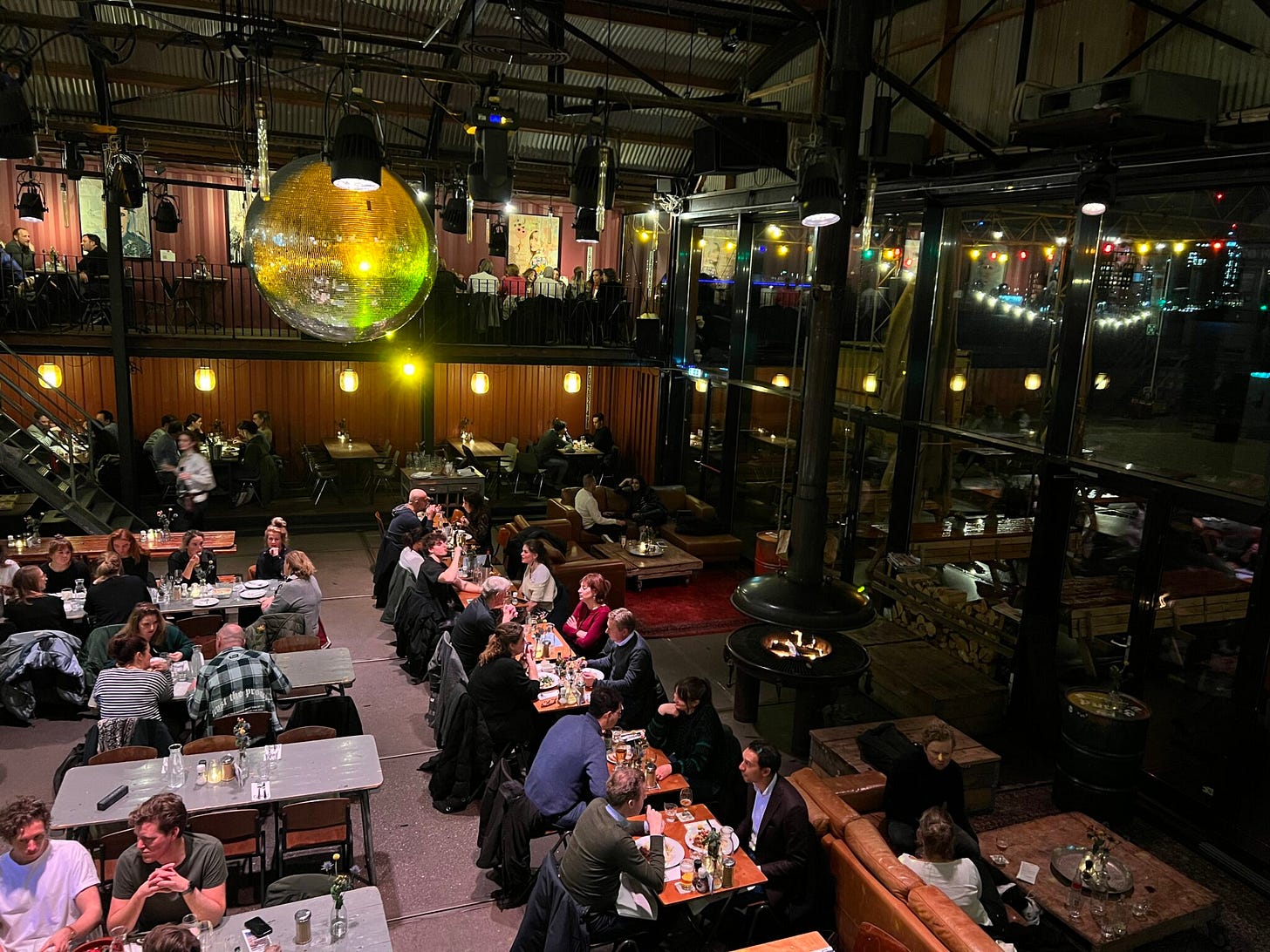 Das Pllek in Amsterdam Noord von innen bei Nacht