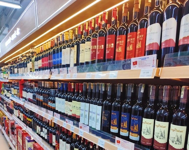 Photo of lots of bottles of wine on a supermarket shelves