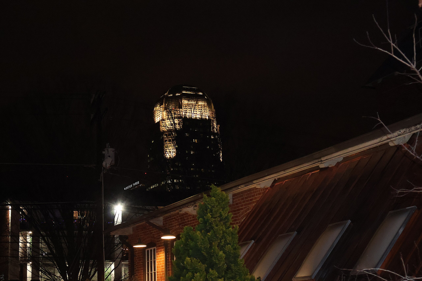 https://upload.wikimedia.org/wikipedia/commons/thumb/1/18/100_North_Main_Street_at_Night.jpg/2560px-100_North_Main_Street_at_Night.jpg https://upload.wikimedia.org/wikipedia/commons/thumb/1/18/100_North_Main_Street_at_Night.jpg/2560px-100_North_Main_Street_at_Night.jpg
