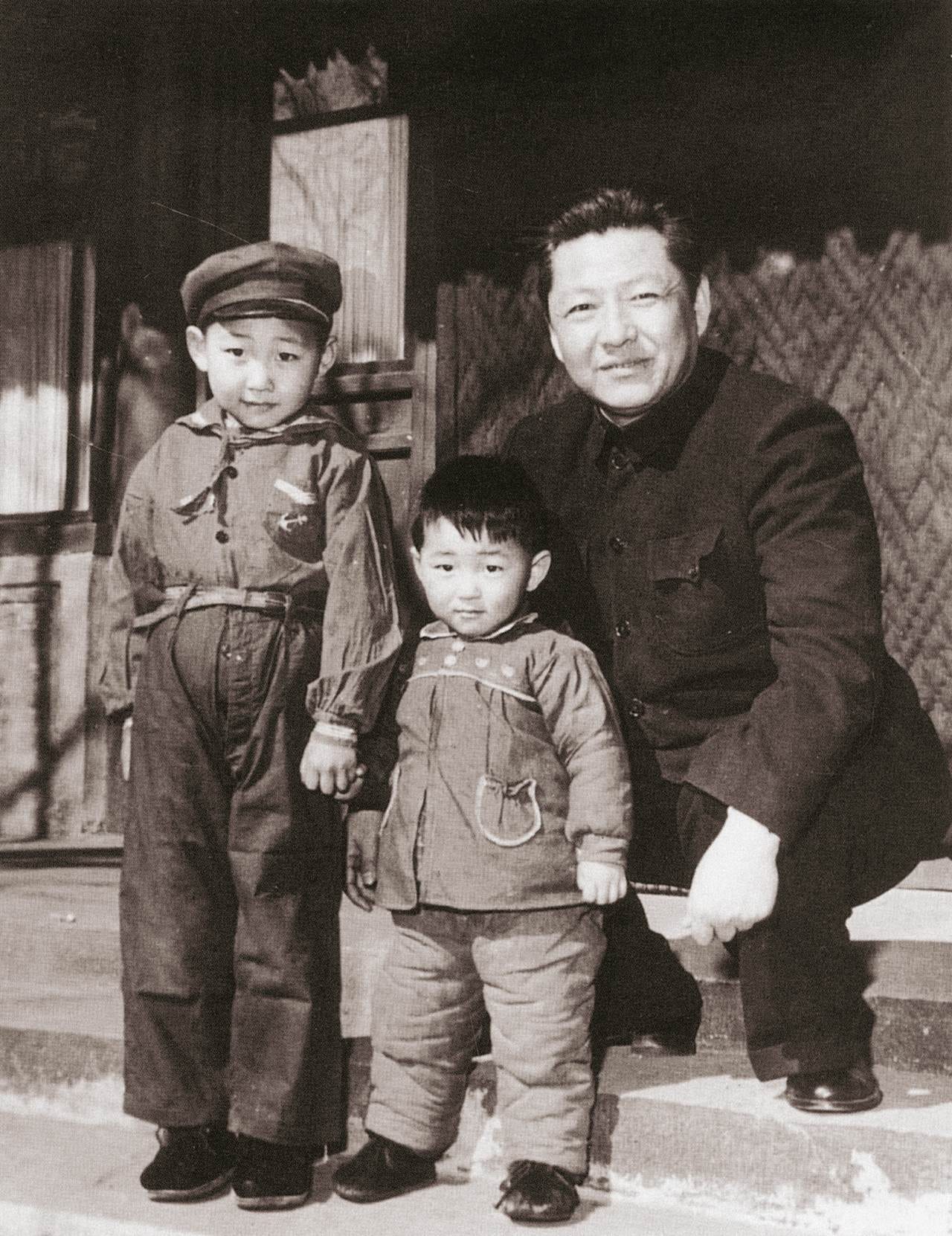 Xi Zhongxun with his sons Jinping (left) and Yuanping (center), 1958. Xi Zhongxun with his sons Jinping (left) and Yuanping (center), 1958.