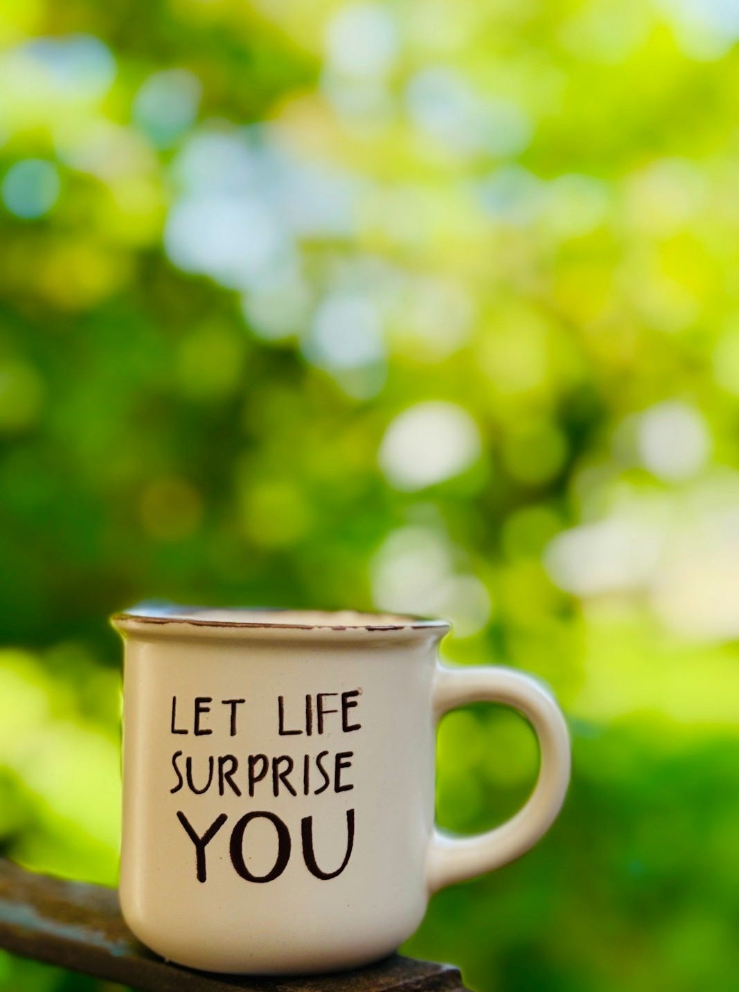 A coffee cup urges: let life surprise you!