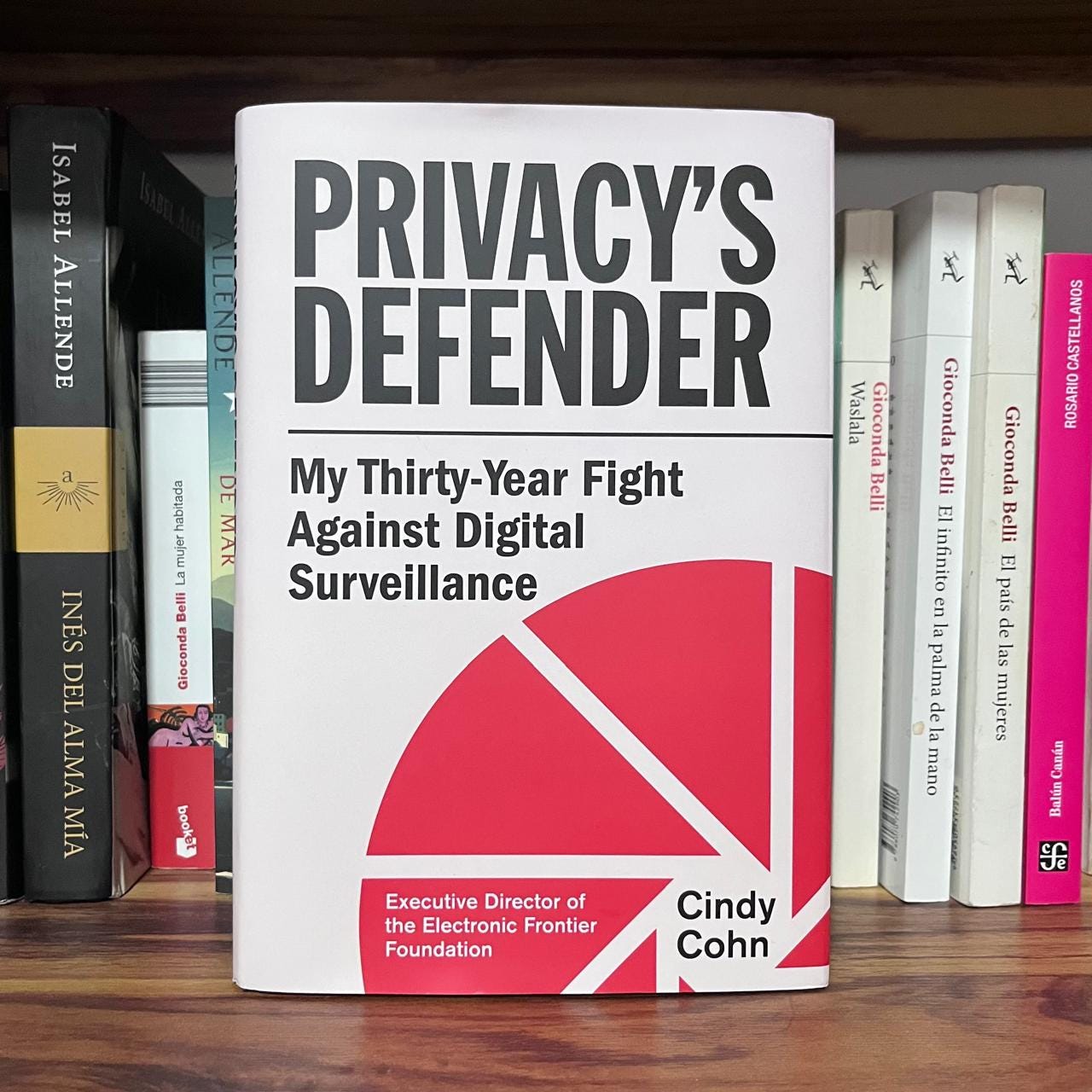 Portada del libro Privacy’s defender. My thirty-year fight against digital surveillance de Cindy Cohn (The MIT Press, 2026) https://amzn.to/4vyvHT4 Portada del libro Privacy’s defender. My thirty-year fight against digital surveillance de Cindy Cohn (The MIT Press, 2026) https://amzn.to/4vyvHT4
