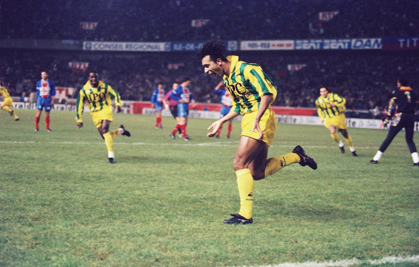 Le Nantais Patrice Loko sur l'ouverture du score du FCN, victorieux ce soir-là 3-0 du PSG, le 11 janvier 1995.