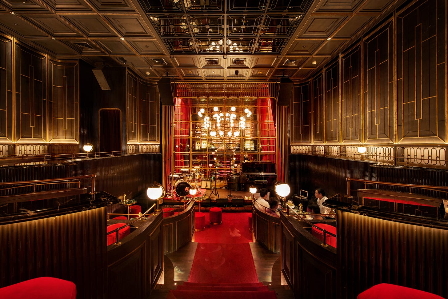 Crimson Room (หลังสวน) เอนจอยให้สุดกับแจ๊สบาร์หลังม่านแดง  ที่พาคุณย้อนยุคไปสนุกในสไตล์แกสบี้ยุค 20s - BKKMENU