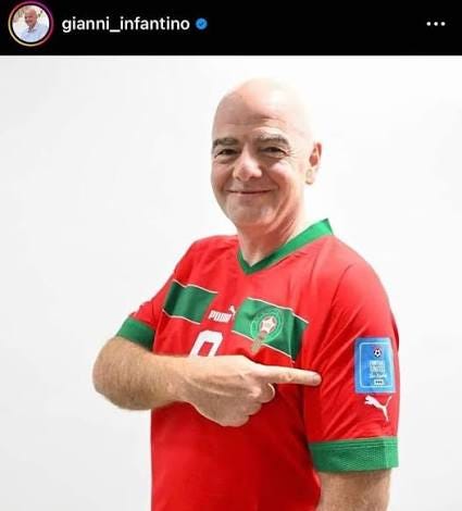 Discovery - Le président de la FIFA, Gianni Infantino qui pose avec le  maillot de l'équipe nationale du Maroc 🇲🇦