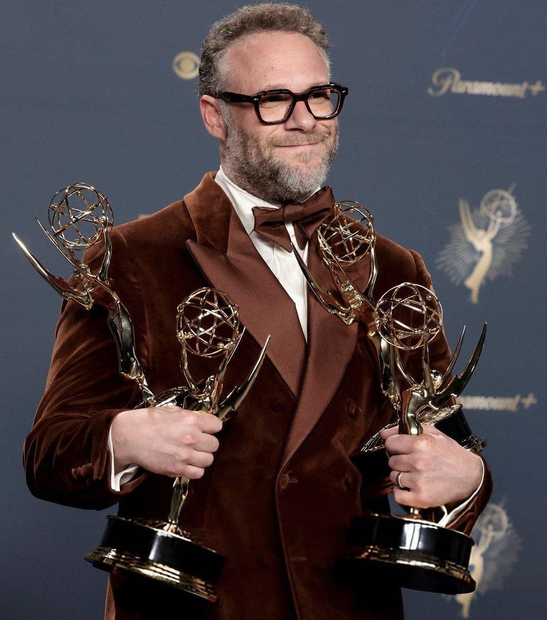 Seth Rogen avec ses 4 Emmys qui incluent le jeu d'acteur, la réalisation et l'écriture pour « The Studio » : r/popculturechat Seth Rogen avec ses 4 Emmys qui incluent le jeu d'acteur, la réalisation et l'écriture pour « The Studio » : r/popculturechat