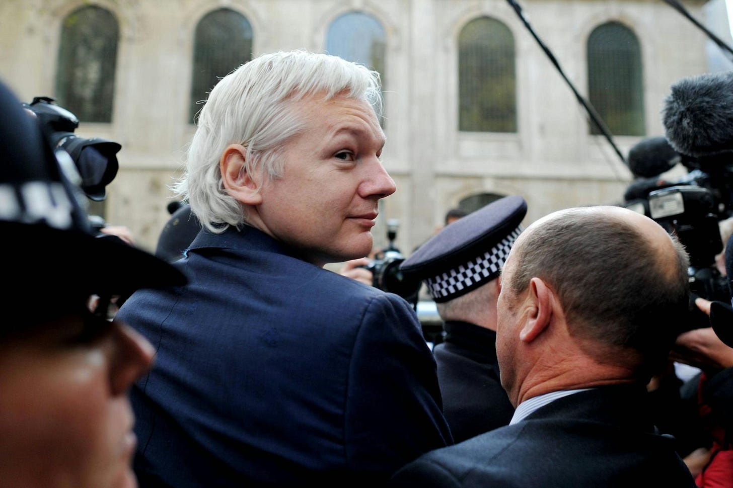 Wikileaks-Gründer Julian Assange, 52, droht die Auslieferung an die Vereinigten Staaten.