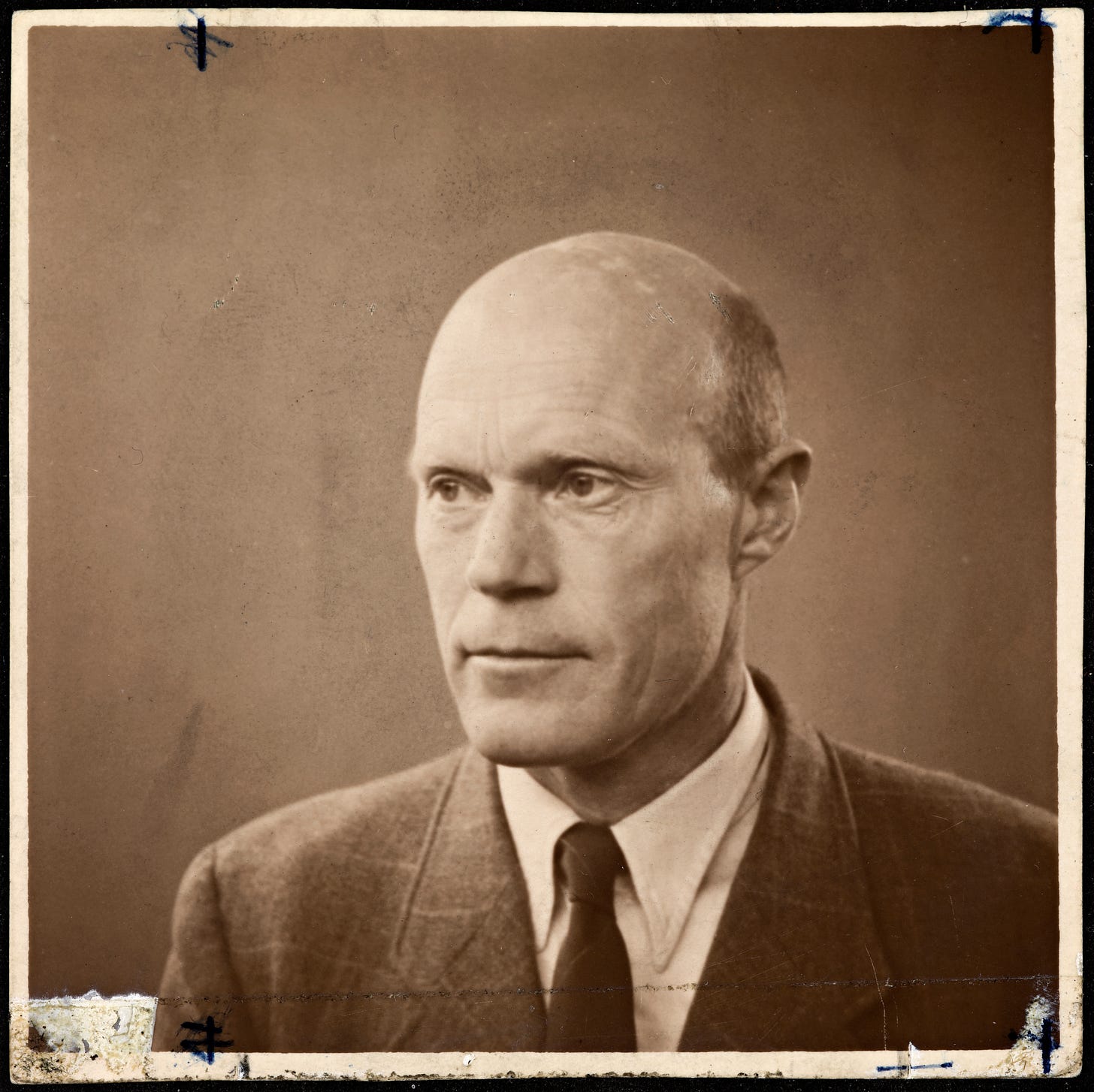 File:Portrett av Tarjei Vesaas (1897-1970) (10036317283).jpg - Wikimedia  Commons