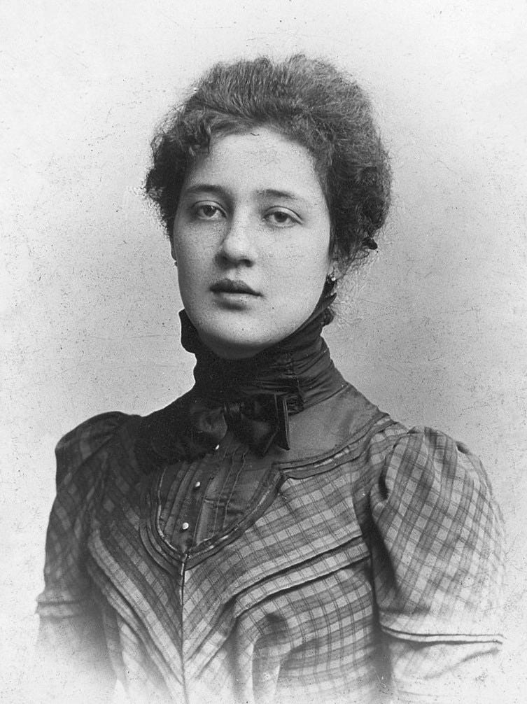 https://upload.wikimedia.org/wikipedia/commons/1/14/Melanie_Klein_c1900.jpg