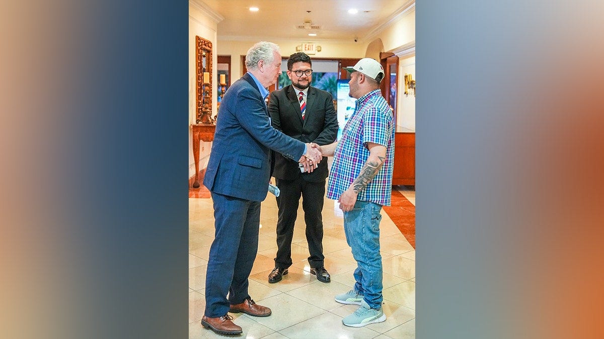 Kilmar Abrego Garcia se reúne com o senador Van Hollen