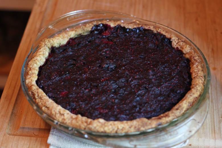 A pie with a crust on a glass plate

AI-generated content may be incorrect.