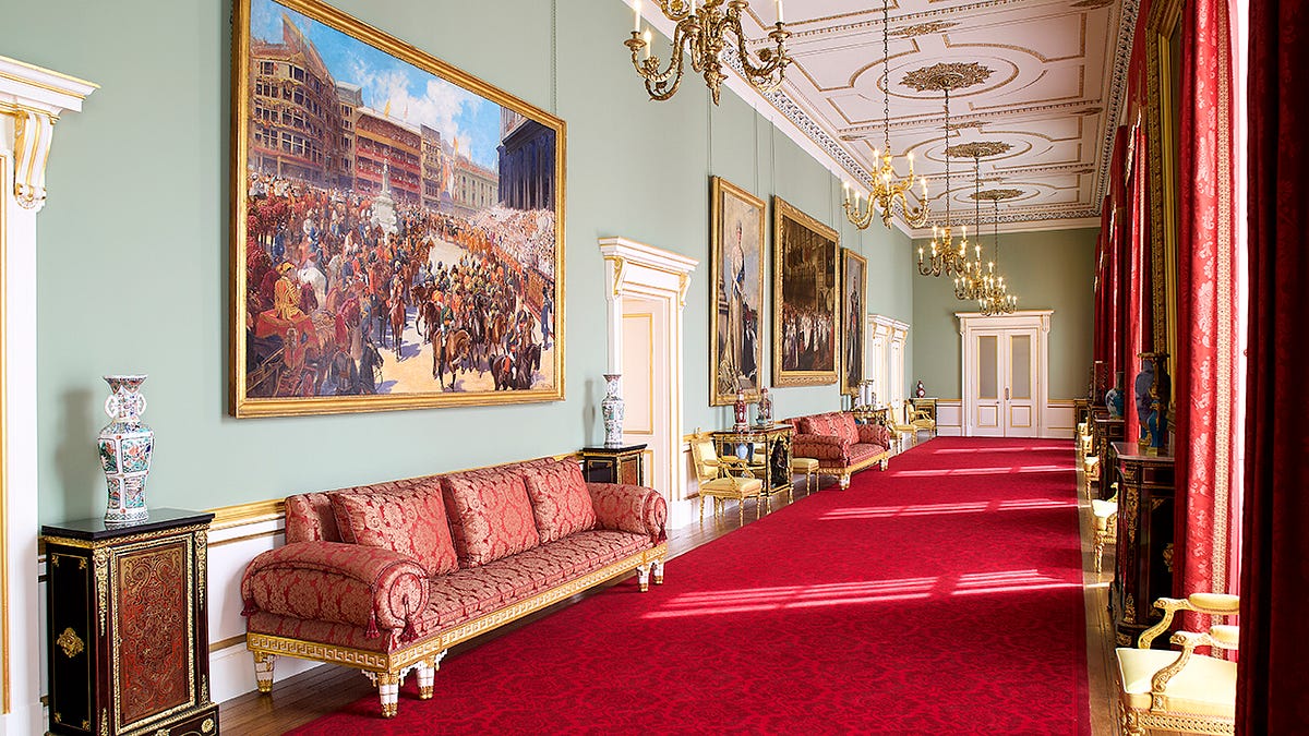 【英国王室コレクション】BUCKINGHAM PALACE 時計付きケース Inside the wildest, most extravagant wing of Buckingham Palace