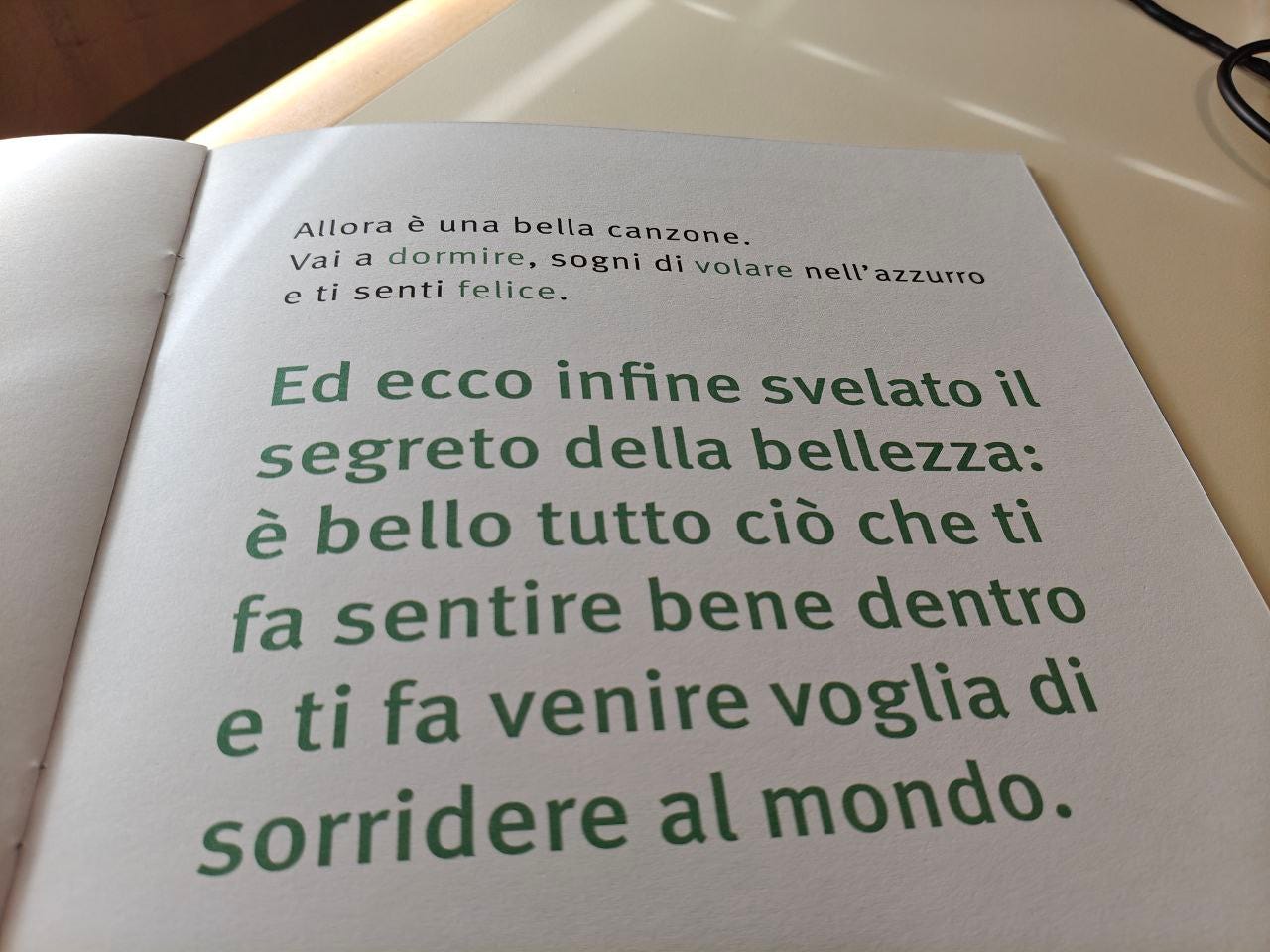 Una pagina della parola Bellezza delle Scatoline di effequ con questa scritta in verde: Ed ecco infine svelato il segreto della bellezza: è bello tutto ciò che ti fa sentire bene dentro e ti fa venire voglia di sorridere al mondo.