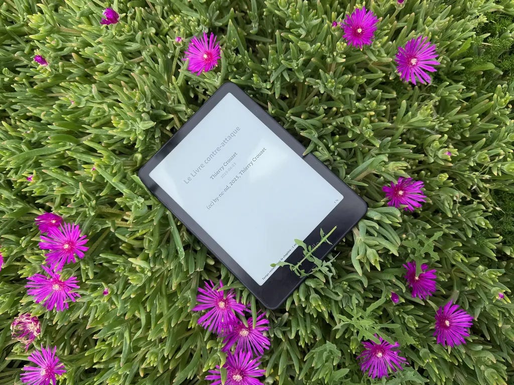 Le Livre contre-attaque