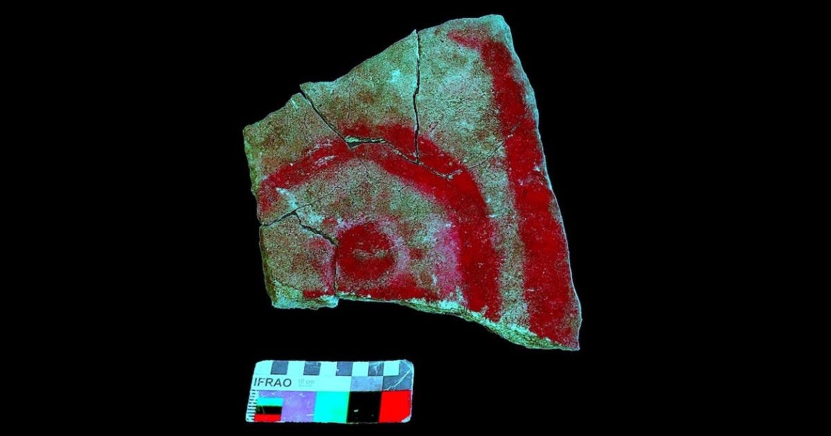 The painted slab in a colour-enhanced image, which brings out the concentric arcs and radiating lines of the kind found on the rock walls. The scale bar is an IFRAO standard chart.