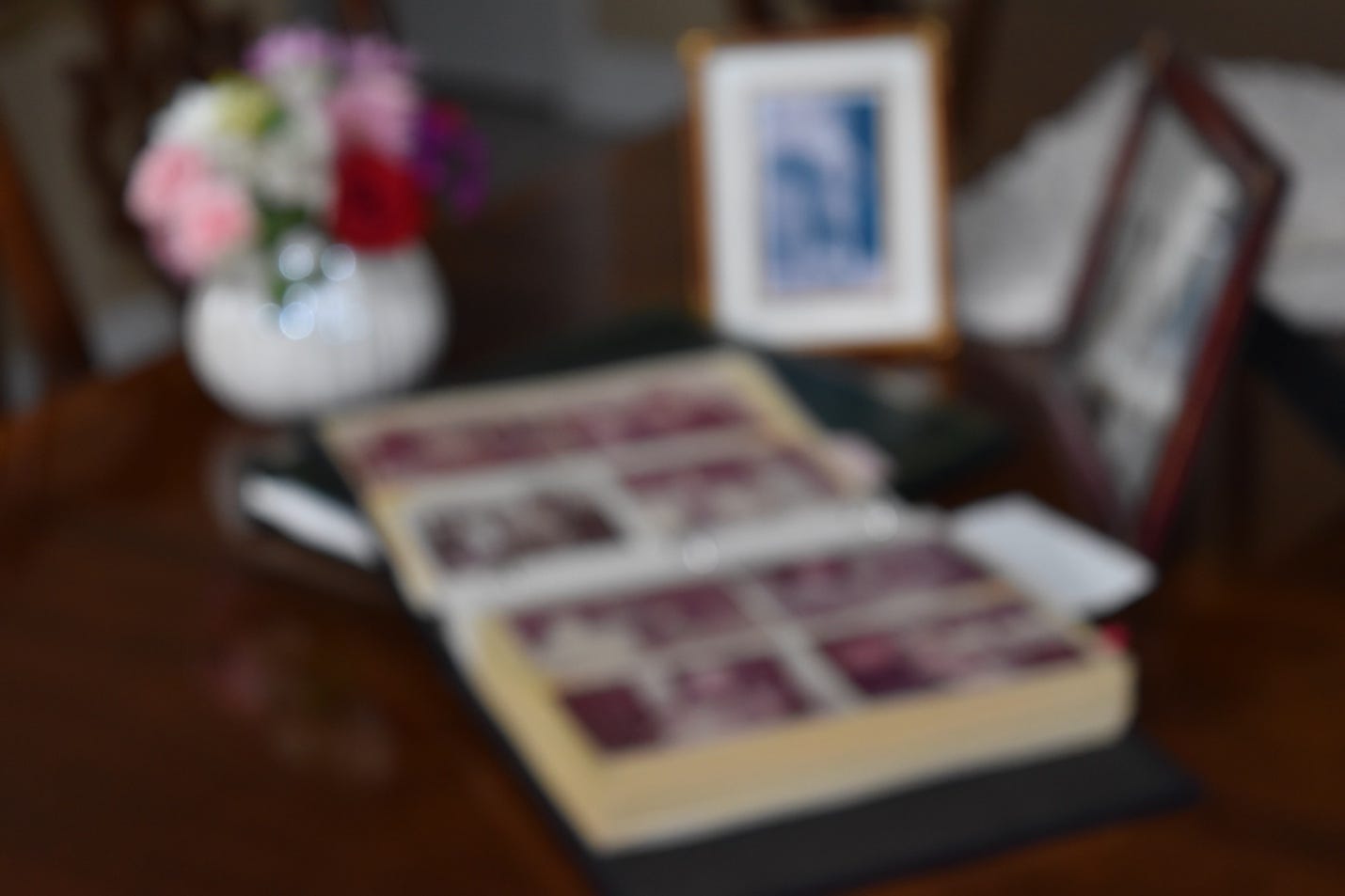 A blurry photo album on a table

AI-generated content may be incorrect.