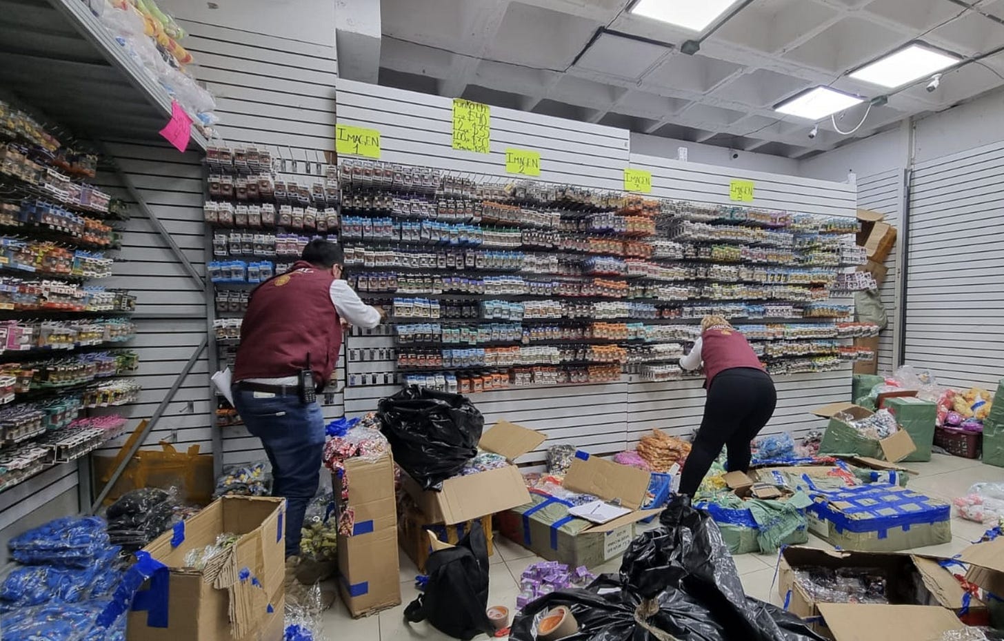 Funcionarios federales revisan mercancía en el centro comercial Izazaga 89 de la Ciudad de México, el 28 de noviembre de 2024. Foto: IMPI
