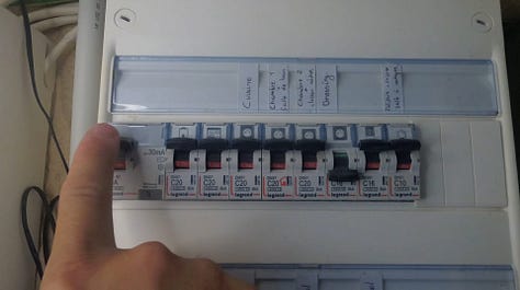 Photos du disjoncteur et point de rupture du courant
