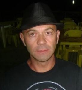 Homem sorrindo com chapéu na cabeça

Descrição gerada automaticamente