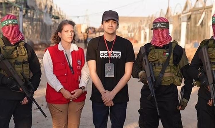 In photo from his release, Edan Alexander stands unassisted, flanked by  Hamas terrorists | The Times of Israel