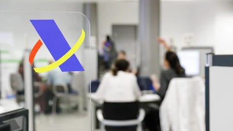 Varias personas son atendidas en la Agencia Tributaria para presentar la declaración de la renta