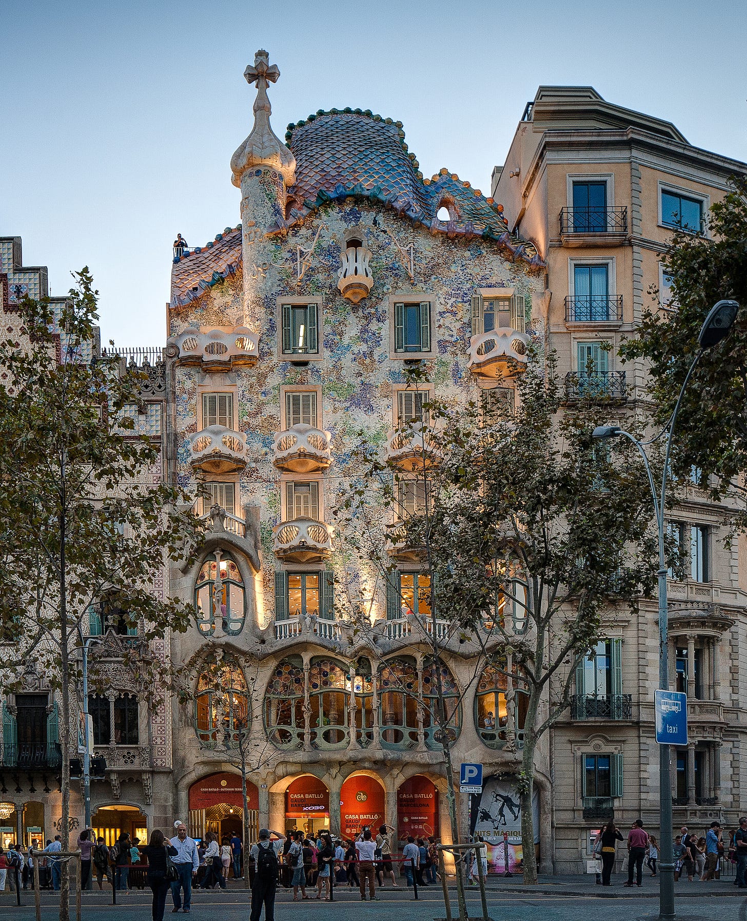 https://upload.wikimedia.org/wikipedia/commons/b/bf/Casa_Batllo_Overview_Barcelona_Spain_cut.jpg