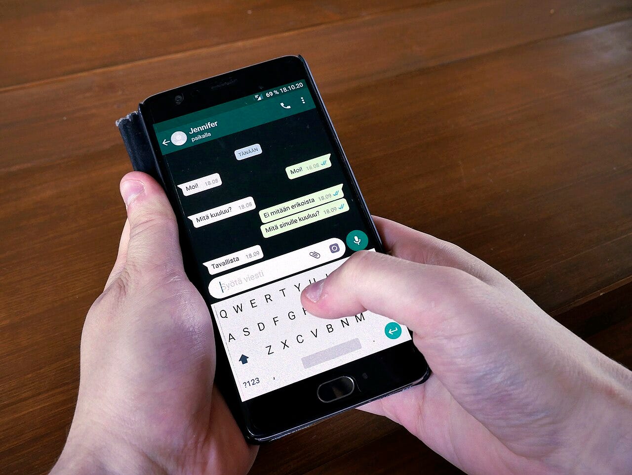 手機上的 WhatsApp 對話介面|來源:Santeri Viinamäki / Wikimedia Commons(CC BY-SA) 手機上的 WhatsApp 對話介面|來源:Santeri Viinamäki / Wikimedia Commons(CC BY-SA)