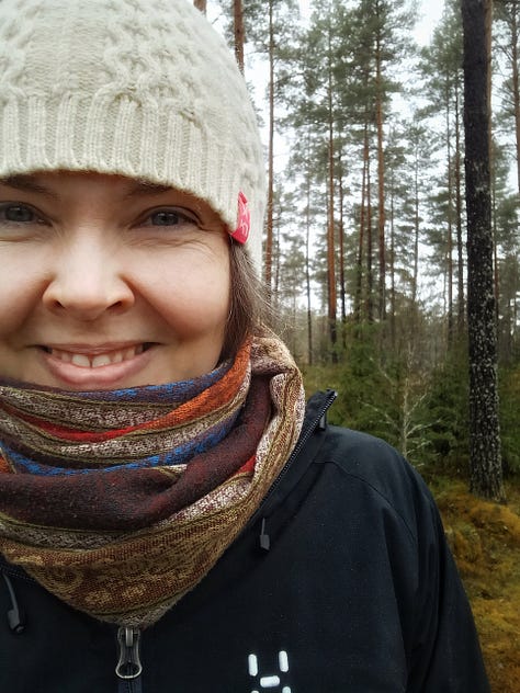 Kuvissa valkoinen kyyhky, hymyilevä ihminen ja sinivuokkoja